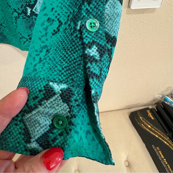 Equipment Silk Blouse Kelly Green Snake Print - Picture 12 of 14